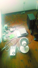 房间地面摆满各类电子设备   房东供图 - 新浪湖北