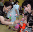 图为省残联副巡视员杨霞为表演节目的小朋友献花 - 残疾人联合会