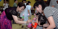 图为省残联副巡视员杨霞为表演节目的小朋友献花 - 残疾人联合会