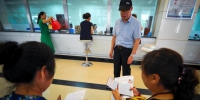 资料图：民众携带相关证件等待办理护照申请业务。刘新 摄 - 财政厅