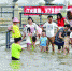 2日，汉口江滩，很多市民在玩水  记者胡冬冬 摄 - 新浪湖北
