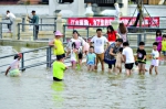 2日，汉口江滩，很多市民在玩水  记者胡冬冬 摄 - 新浪湖北