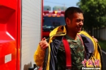 高温下的消防官兵穿比棉袄厚的战斗服训练 - Hb.Chinanews.Com