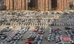 湖北武汉一小区楼前待开发的空地停了上百辆待售的新车。 图片来源：视觉中国 - 财政厅