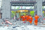 昨天，救援人员进入地震中受损的九寨天堂洲际大饭店大堂搜救新华社发 - 新浪湖北
