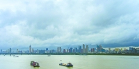 昨天，一场大雨过后的江城，天空的云彩犹如一幅气势磅礴的水墨画。记者周迪 摄 - 新浪湖北