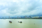 昨天，一场大雨过后的江城，天空的云彩犹如一幅气势磅礴的水墨画。记者周迪 摄 - 新浪湖北