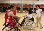 图为海迪主席与运动员亲切握手 - 残疾人联合会