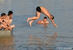 江中戏水是武汉人喜爱的夏季活动 （记者喻志勇摄） - 新浪湖北