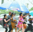 市民撑伞走在瓢泼大雨中    记者任勇 摄 - 新浪湖北