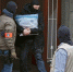 资料图：比利时警察戴面罩搜查布鲁塞尔恐袭案嫌犯公寓。 - Hb.Chinanews.Com
