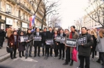 法国华人手举“我是查理”标语反恐游行。(图片来源：法国《欧洲时报》孔帆 摄) - Hb.Chinanews.Com