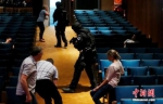 资料图：比利时警方在一家剧院内举行反恐演习。 - Hb.Chinanews.Com
