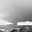 24日16时许，金银湖北部天空出现“龙卷风”形状的乌云，随后电闪雷鸣，暴雨突降 记者李永刚 摄 - 新浪湖北