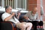 高龄退休人员、艰苦边远地区企业退休人员的养老金可以多涨一点（资料图）中新社记者 张畅 摄 - 新浪湖北