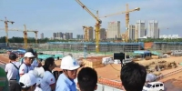 市民观察团在东西湖体育中心建设工地参观 长江日报记者詹松 摄 - 新浪湖北