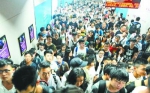 昨日光谷广场地铁站C出口，返校高校学生客流爆满，车站已采取分时段限流措施记者李子云 摄 - 新浪湖北