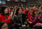 董明珠2015年到中南大讲座时坐在学生中间 - 新浪湖北