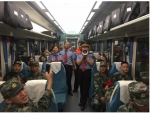 襄阳客运段：歌声笑声掌声 洋溢着拥军情 - 武汉铁路局