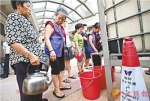 　2015年铅水事件由公共屋邨扩展至私人屋苑。图片来源：香港《文汇报》。 - Hb.Chinanews.Com