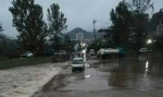 十堰市1日大雨，一辆小货车被困河中央 - 新浪湖北