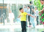 1日，汉街喷泉广场上，孩子们玩耍嬉戏 - 新浪湖北