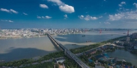 飞架南北的武汉长江大桥和武汉鹦鹉洲长江大桥（远处）（2015年7月29日新华社记者程敏摄） - 新浪湖北