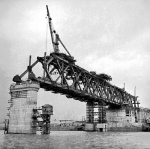 建设中的武汉长江大桥在进行钢梁架设（资料照片新华社发） - 新浪湖北