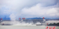 10月5日，三峡大坝再次开闸泄洪　邓立中　摄 - 新浪湖北