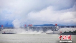 10月5日，三峡大坝再次开闸泄洪　邓立中　摄 - 新浪湖北