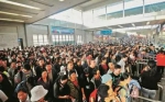 （7日下午，武昌火车站出站人群排起长龙） - 新浪湖北