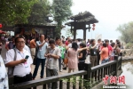 资料图：游客游览三峡人家。王昌明　摄 - 新浪湖北