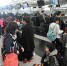 资料图：香港国际机场，旅客办理登机手续。中新社记者 谭达明 摄 - Hb.Chinanews.Com