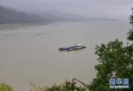 9月10日，一艘货轮停泊在三峡大坝上游湖北省秭归县沙湾水域。新华社发（王家满 摄） - 新浪湖北