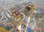 世界最大跨度双层悬索桥建成首个主塔 - Hb.Chinanews.Com