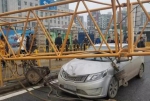 武汉一地铁工地吊臂倾倒 造成2车受损交通瘫痪 - 新浪湖北