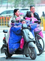 昨天，武昌和平大道市民在寒天中前行记者苗剑 摄 - 新浪湖北
