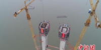 世界最大跨度双层悬索桥转入上部结构施工 - Hb.Chinanews.Com