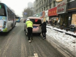 襄阳民警“雪中送炭” 雪天及时帮助群众获赞 - Hb.Chinanews.Com