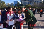 消防战士向小学生演示如何使用灭火器 张君 摄 - Hb.Chinanews.Com