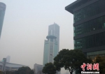 受空气污染影响，武汉汉口片区能见度不高　梁婷　摄 - 新浪湖北