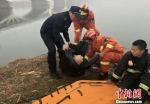 民警、消防官兵与市民联手将老人救起 李开明摄 - 新浪湖北