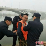 民警帮助张月波穿上救生衣 李开明 摄 - 新浪湖北