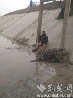 1月16日，意外失足坠桥受伤的李老汉。通讯员 黄云涛 摄 - 新浪湖北