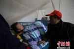 女儿瘫痪20年，孔凡贵始终不离不弃悉心照顾。　吴延　摄 - 新浪湖北