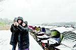 图为：游客在东湖绿道的美丽雪景中自拍 - 新浪湖北
