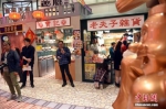 资料图：香港一商场销售火爆。中新社记者 谭达明 摄 - Hb.Chinanews.Com