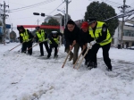 江岸二七路民警和市民正在共同除雪。(唐时杰摄) - Hb.Chinanews.Com