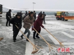 武汉逾百万志愿者扫雪除冰 融雪用盐一度告急 - Hb.Chinanews.Com