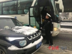 襄阳道路遭遇“雪后冻” 民警巡查保畅忙 - Hb.Chinanews.Com